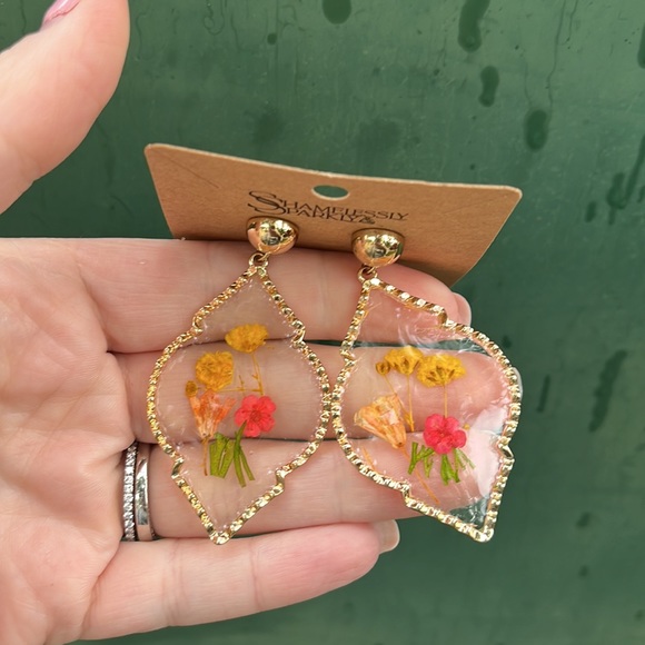 Handmade Real Pressed Dried Flower Botanical Resin
Earrings - Picture 4 of 14